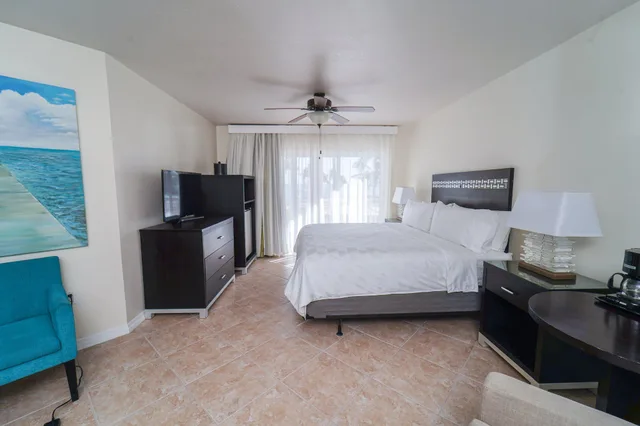 غرفة قياسية بسرير كينج لذوي الإعاقة، Holiday Inn Resort Grand Cayman, an IHG Hotel 2/4