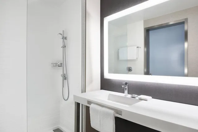 غرفة بسرير كينج بحوض استحمام في طابق مرتفع لذوي الإعاقة، AC Hotel by Marriott Los Angeles South Bay 2/2