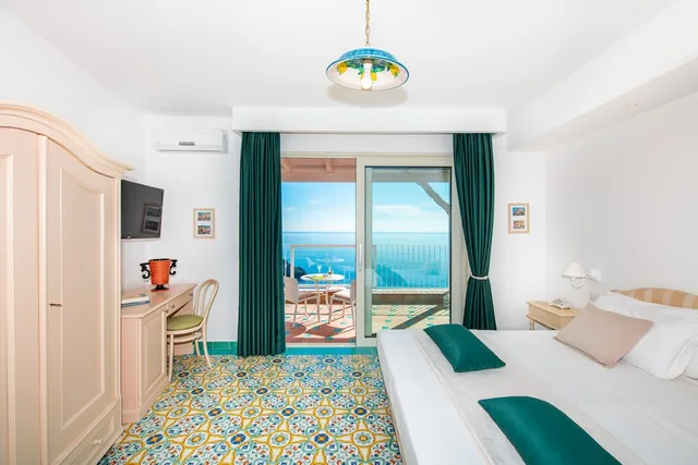 غرفة ديلوكس بسرير مزدوج بإطلالة على البحر بشرفة، Grand Hotel Tritone 7/10