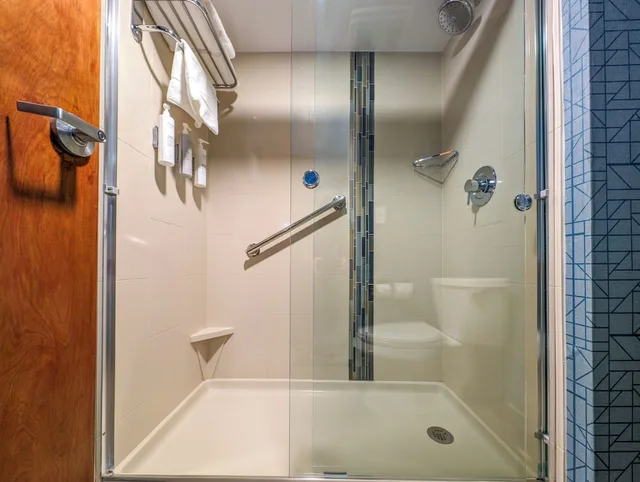 غرفة بسرير كينج مع أريكة بمطبخ، Homewood Suites by Hilton Oklahoma City Airport 6/10