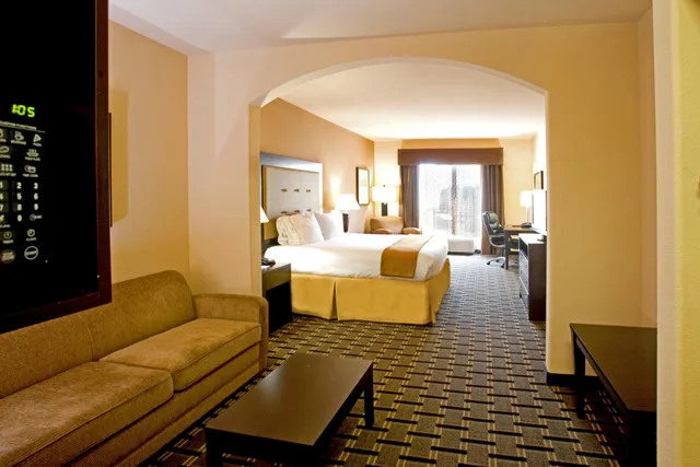 جناح بسريرين كوين مع أريكة، Holiday Inn Express Suites Beeville 7/10