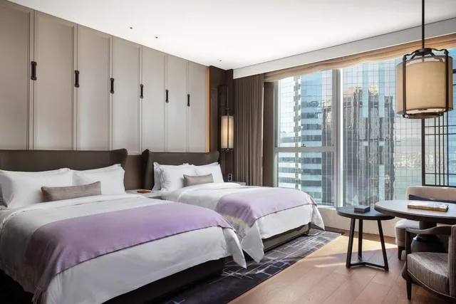غرفة ديلوكس بسريرين كوين بإطلالة على المدينة، The St. Regis Hong Kong 1/7