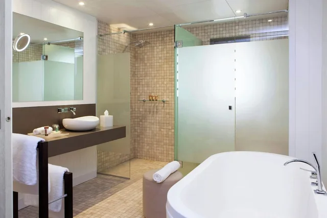 غرفة بسرير كينج بإطلالة على الحديقة بشرفة مع أريكة، Sheraton New Caledonia Deva Resort & Spa 3/4