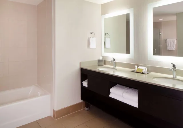 جناح بسرير كينج مع أريكة، Hilton Santa Cruz/Scotts Valley 6/7
