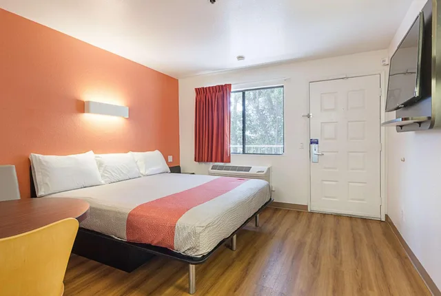 غرفة بسرير كينج لذوي الإعاقة، Motel6 Fresno, CA 1/10