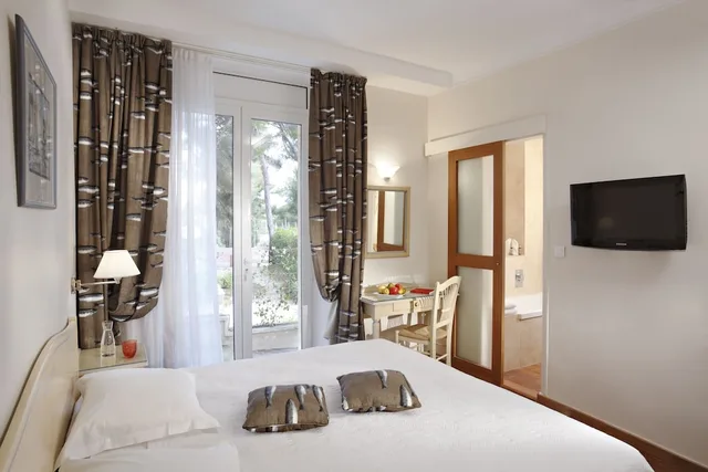 Standard, Queen Bed, Ground Floor, Grand Hotel Des Lecques, BW Signature Collection 2/6