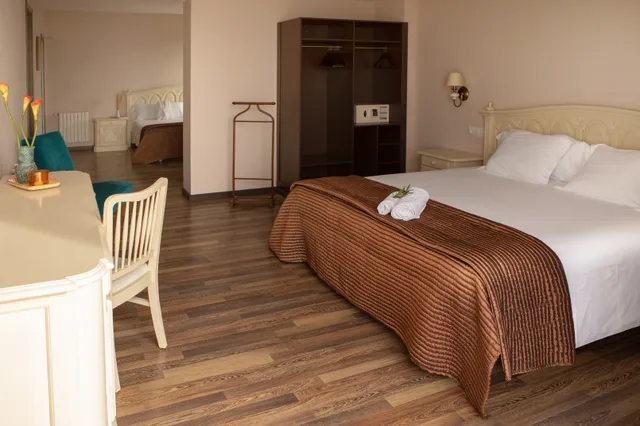 غرفة رباعية، Hotel Roger de Flor by Seleqtta 1/5