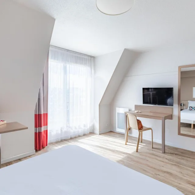 studio superior with private terrace، Appart City Classic Paris La Villette 8/10