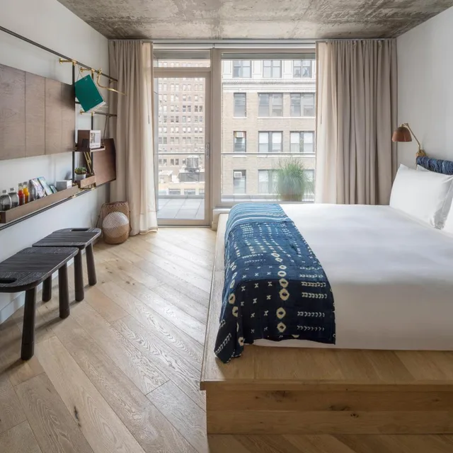 غرفة بسرير كينج بشرفة، Made Hotel 1/2
