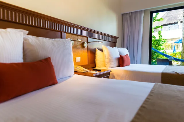 غرفة بريميوم بسريرين مزدوجين بإطلالة جزئية على البحر، The Reef Coco Beach Resort & Spa – Optional All Inclusive 3/5