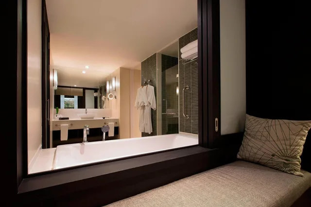 غرفة بسرير كينج بإطلالة على المسبح، Le Meridien Chiang Rai Resort 1/4