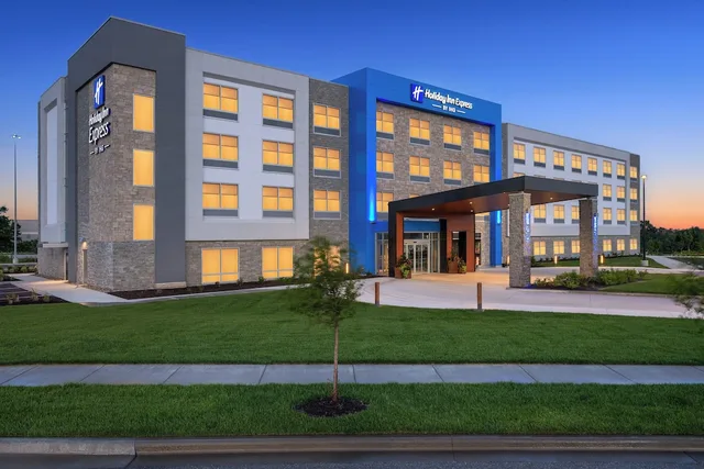 Holiday Inn Express & Suites Overland Park South, Belton, Raymore 3/50