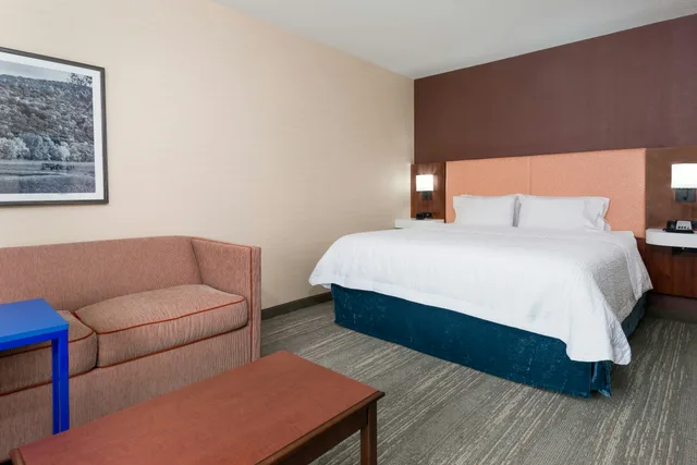 Study, King Bed, Sofa، Hampton Inn Springfield South Enfield 1/4