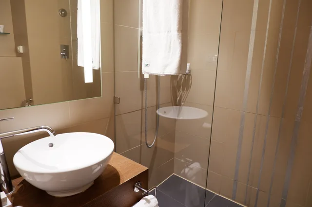 غرفة بسريرين منفصلين بشرفة بإطلالة جزئية على البحر، AC Hotel by Marriott Ambassadeur Antibes - Juan Les Pins 3/4