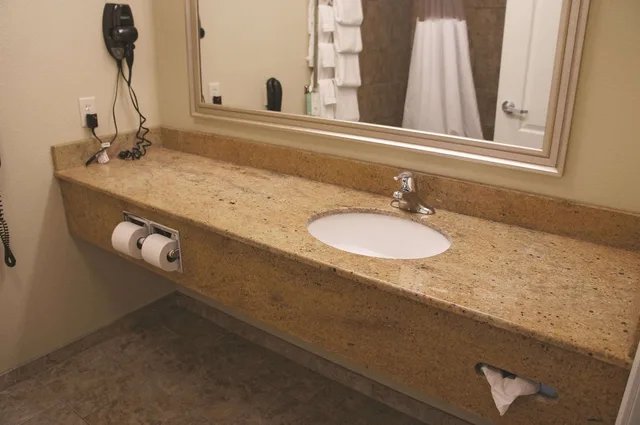 غرفة بسرير كينج، La Quinta Inn & Suites by Wyndham Bismarck 4/4
