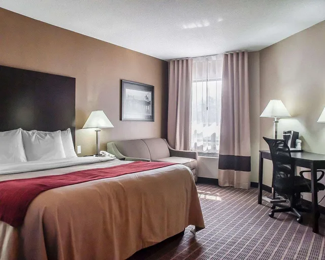 غرفة بسرير كينج، Comfort Inn Fort Erie 1/1