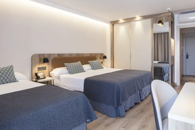 غرفة قياسية ثلاثية بثلاثة أسرّة بإطلالة على المدينة بشرفة، Presidente Hotel 1/5