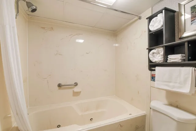 غرفة قياسية بسرير كينج بحوض جاكوزي، Best Western Inn Winchester 4/4