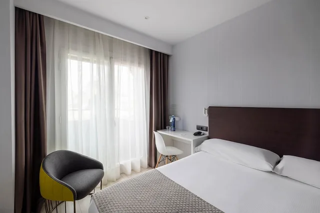 غرفة بريميوم مفردة بسرير مزدوج، Catalonia Albeniz Hotel 1/8