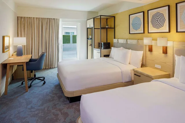 غرفة بسريرين كوين بحوض استحمام لذوي الإعاقة، Hilton Garden Inn Dana Point Doheny Beach 1/2