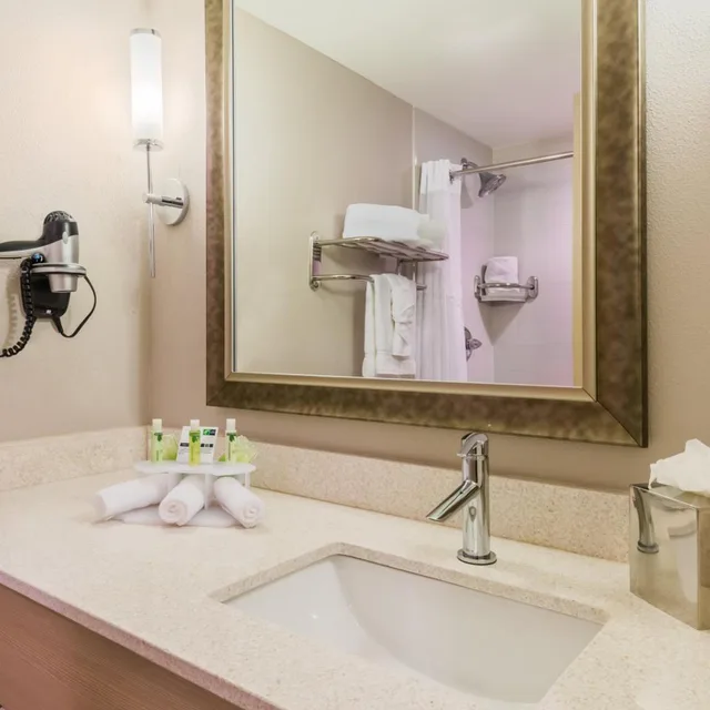 غرفة بسرير كوين مع أريكة، Holiday Inn Express Fairhope - Point Clear 3/3