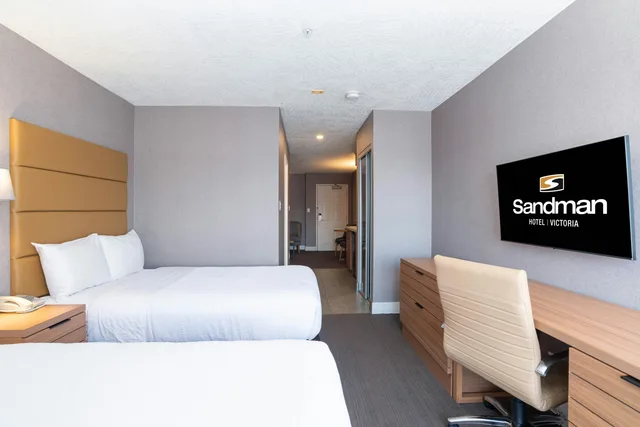 جناح بسريرين مزدوجين مع أريكة بمطبخ صغير، Sandman Hotel Victoria 3/5