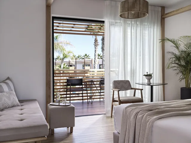 غرفة بريميوم بسرير مزدوج بإطلالة على المسبح بحوض جاكوزي، Stella Island Luxury Resort & Spa - Adults Only 1/4