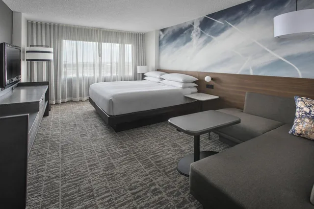 Room, King Bed, Living Area, Concierge، Newark Liberty International Airport Marriott 1/6