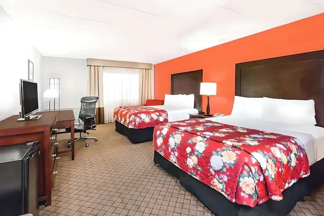 غرفة قياسية بسريرين كوين، Clarion Hotel & Conference Center Lansing West 4/8