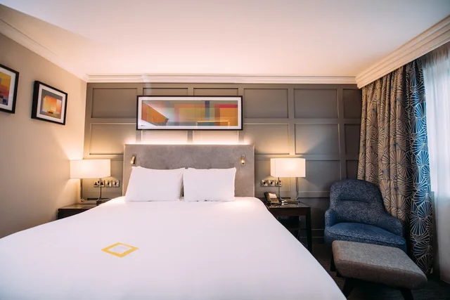 غرفة قياسية بسرير كينج مع دخول صالة النادي، Crowne Plaza Belfast 1/10