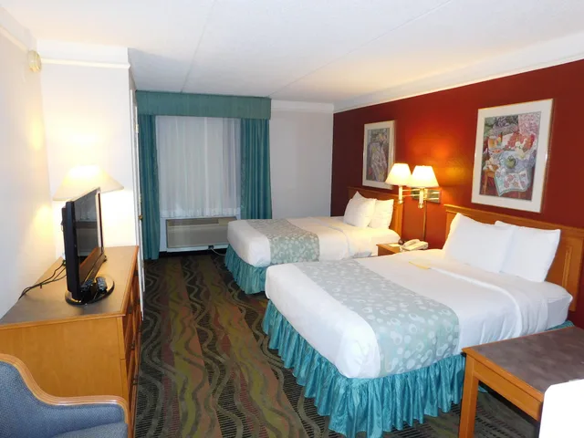 غرفة بسريرين مزدوجين، Days Inn & Suites by Wyndham Arlington Heights 9/10