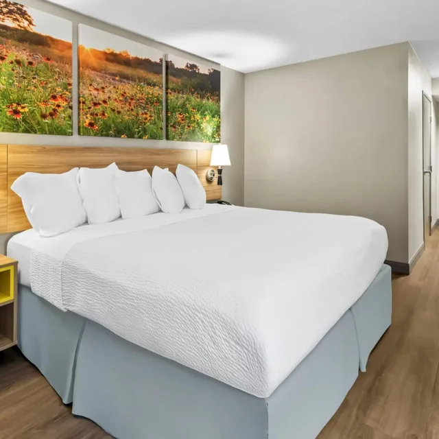 Room, King Bed, Bathtub, Accessible, Days Inn & Suites by Wyndham DeSoto 1/10