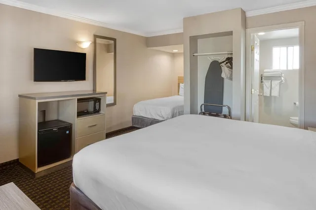 Standard, 1 Queen and 1 Single Bed, SureStay Hotel by Best Western San Rafael 5/8