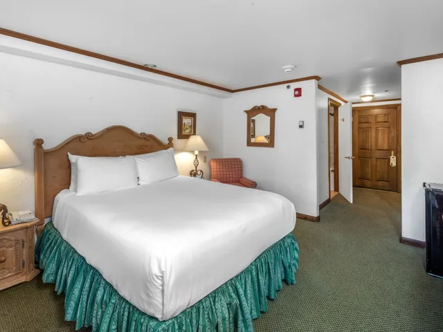 Room, Queen Bed, Garden Floor، Christiania At Vail 2/3