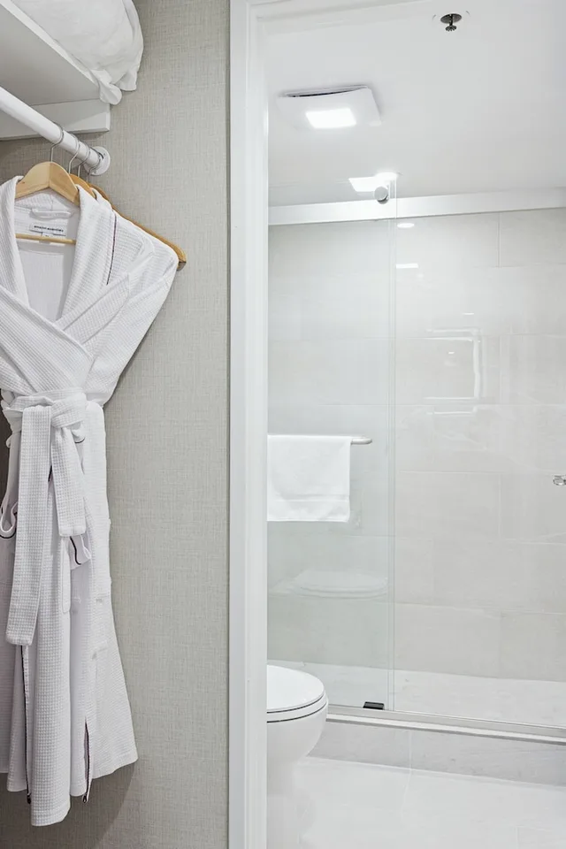 غرفة ديلوكس بسرير كينج بإطلالة جزئية على البحر، 456 Embarcadero Inn Suites 6/6