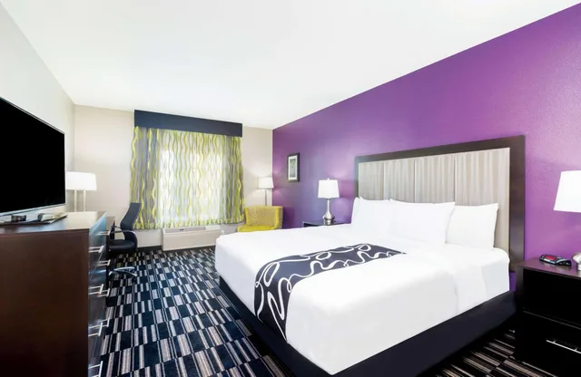 غرفة بسرير كينج بحوض استحمام لذوي الإعاقة، La Quinta Inn & Suites by Wyndham Fairfield - Napa Valley 1/2