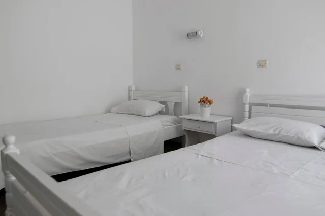 غرفة اقتصادية ثلاثية، Armadoros Hotel / Ios Backpackers 1/7