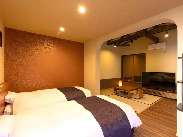 غرفة يابانية غربية بسريرين منفصلين بحوض استحمام، Yufuin Onsen Sanso Shikian 1/1