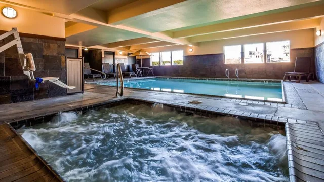 Efficiency, Suite, King Bed, Lloyd Hotel Astoria Bayfront, Ascend Hotel Collection, OR 1/1