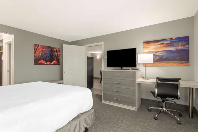 جناح بسرير كينج بغرفة نوم واحدة مع أريكة بمطبخ، Best Western Plus Cleveland Inn & Suites 3/7