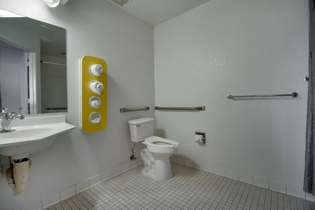 غرفة قياسية بسرير مزدوج لذوي الإعاقة، Motel6 Phoenix, AZ - East 6/8
