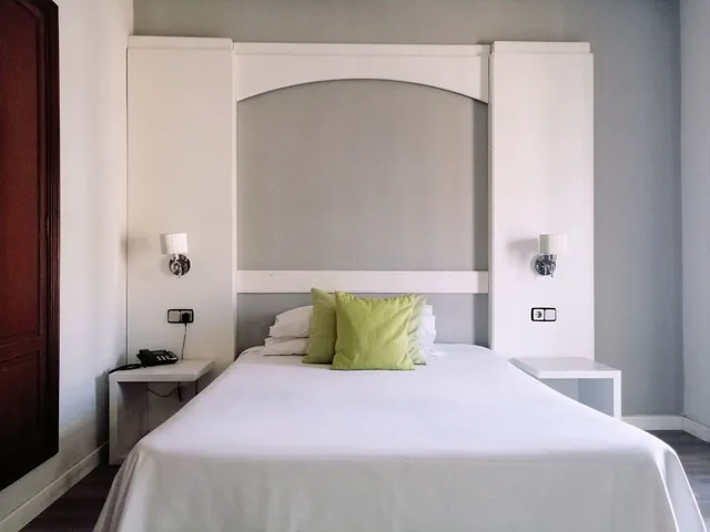 غرفة بسرير مزدوج أو سريرين منفصلين بشرفة، Hotel Mir Octavio 2/8