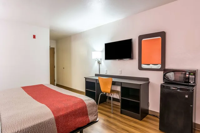 Room, King Bed, Smoking, Motel6 Barkeyville, PA 6/10