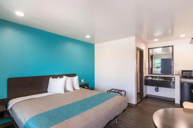 1 King Bed - Non-Smoking, Micfridge، Motel6 South El Monte, CA - Los Angeles 6/10
