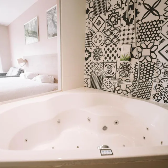جناح جونيور بجاكوزي، Utopia Hotel 7/7