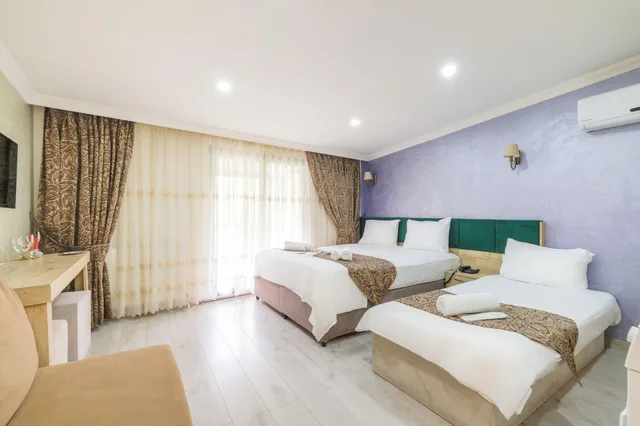 غرفة عائلية رباعية بسرير مزدوج وسرير فردي مع أريكة، Loren Hotel Suites 1/10