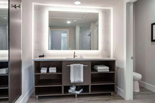 جناح بسرير كينج مع أريكة، Cambria Hotel Austin Uptown near the Domain 5/6