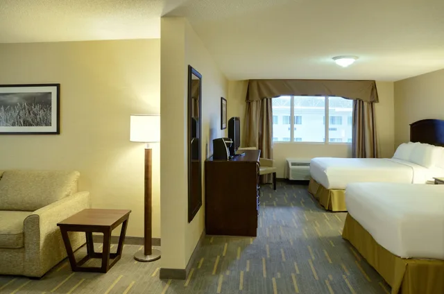 جناح بسريرين كوين بإطلالة على المسبح بغرفة نوم واحدة، HOLIDAY INN LETHBRIDGE 10/10