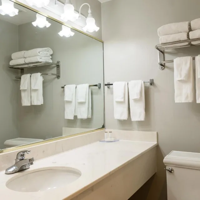 جناح بسرير كينج وسريرين كوين بغرفة نوم واحدة، Travelodge By Wyndham Monterey Bay 4/10