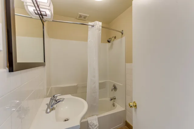 شقة بسريرين كوين بغرفتي نوم مع أريكة بمنطقة جلوس بمطبخ، Best Western Lakewinds 6/11